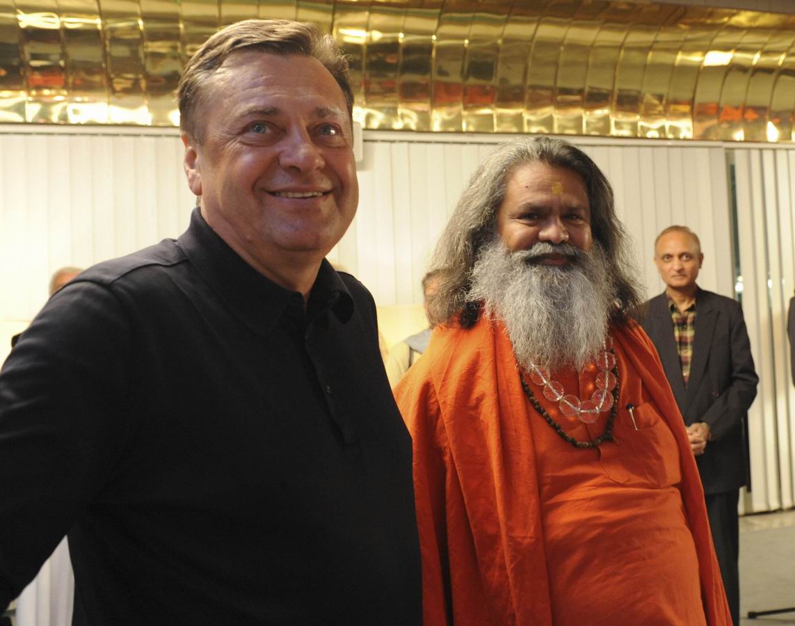 H.H._Swamiji_with_mayor_Jankovic_3