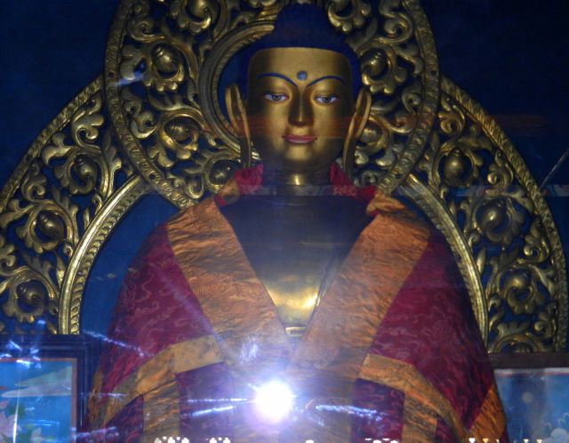 17.Buddha_statue_in_tempel_of_Stupa