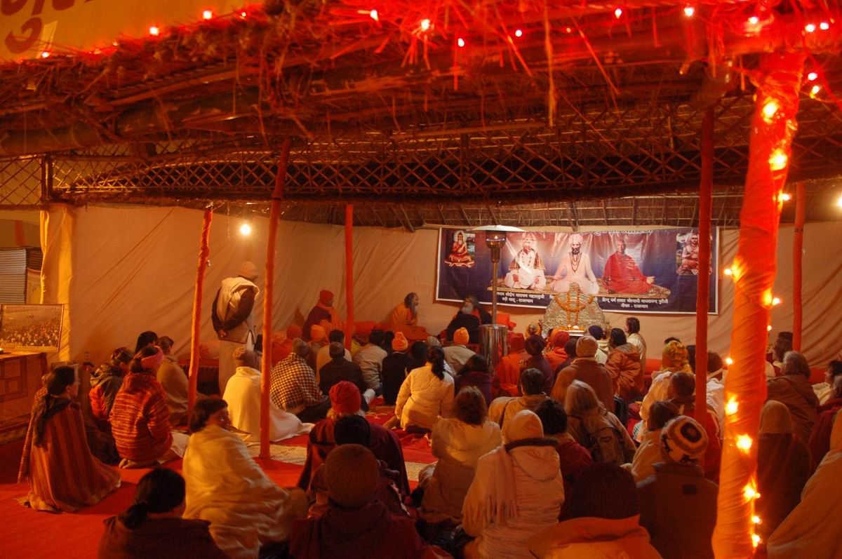 15 A need for a hospital in the Kumbha Mela, Swamiji's guest Mm Prakar ji explains his seva to Shri Swamiji in our camp