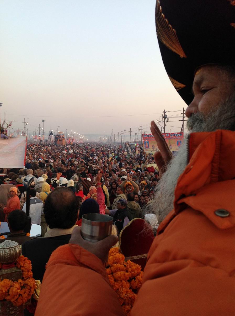 16 During Mauni Amavasya Shesh Snan. Millions watch as H.H Swamiji passes by,  blessing all