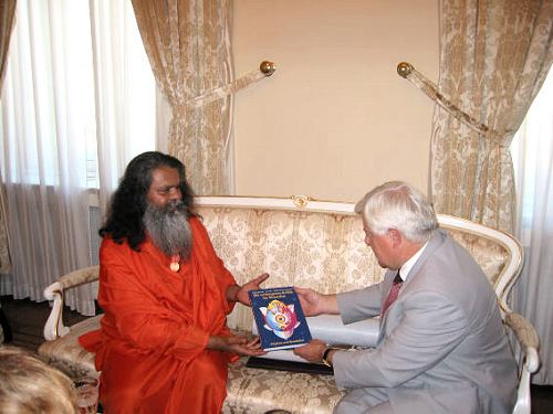 Exchanging gifts: president Kucan received a copy of recently published Swamiji\'s book HIDDEN POWERS IN HUMAN