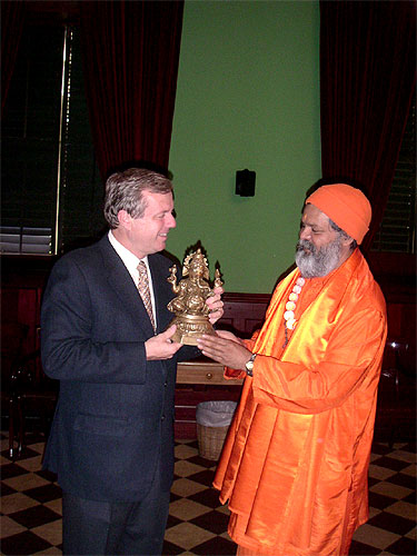 Swamiji presented the Premier with a statue of Lord Ganesha