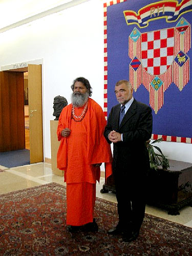 His Holiness Mahamandaleshwar Paramhans Swami Maheshwarananda with President of Croatia, Mr. Mesic