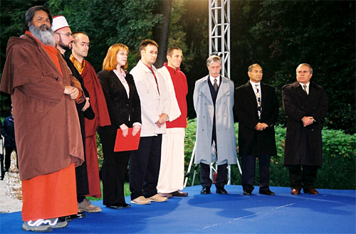 Group photo of main guests of the peace prayer