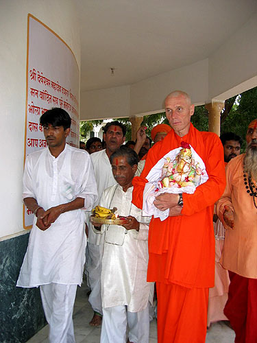 Swami Yogeshji doing parikrama with Ganesh around Shiva Mandir