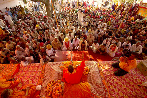 Satsang in Rajasthani village (photo: Swami Chidanand)