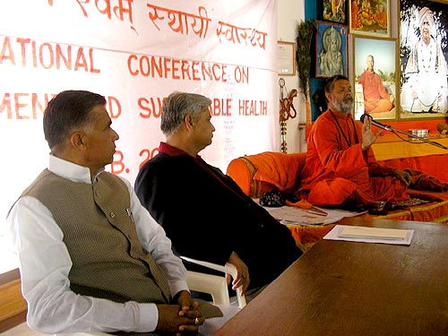 His Holiness Mahamandaleshwar Paramhans Swami Maheshwaranandaji with special guests of honor, Sri Laxmi Narayan Dave, Minister for the Environment of Rajasthan (to the left), and Sri Gulabji Kothari, owner of the biggest news paper in Rajasthan, The Rajasthan Patrika (in the middle)