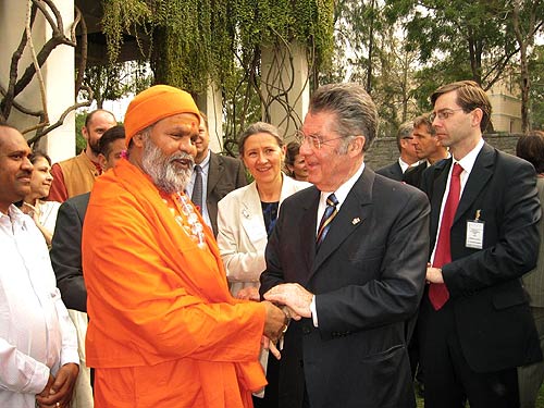 His Holiness Mahamandaleshwar Paramhans Swami Maheshwarananda with President of Austria, Heinz Fischer