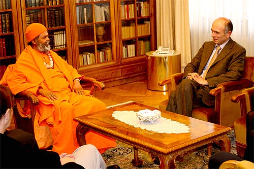 His Holiness Swamiji in discussion with Dr. Janez Drnovsek, President of the Republic of Slovenia