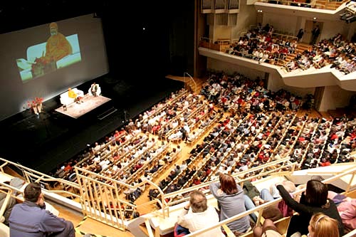 The renowned Gallus Hall in Ljubljana, seating about 1400 visitors, was filled up to the last place