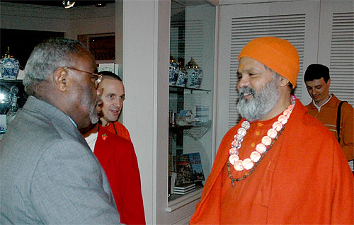 His Holiness Mahamandaleshwar Paramhans Swami Maheshwarananda meeeting the Mayor of Alexandria, William Euille