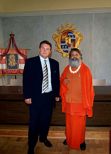 His Holiness Swamiji with the Governor of Varazdin County, Mr. Radimir Cacic