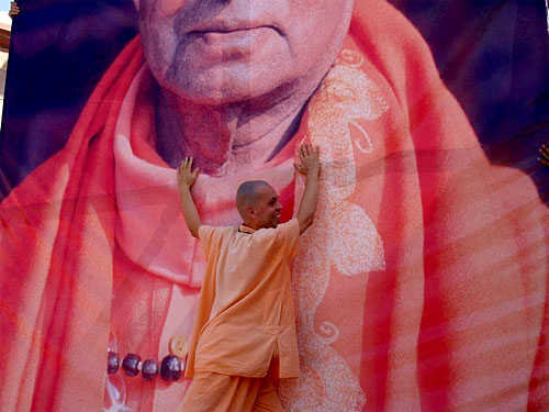 Swami Gajanandji 'supports' Holy Guruji