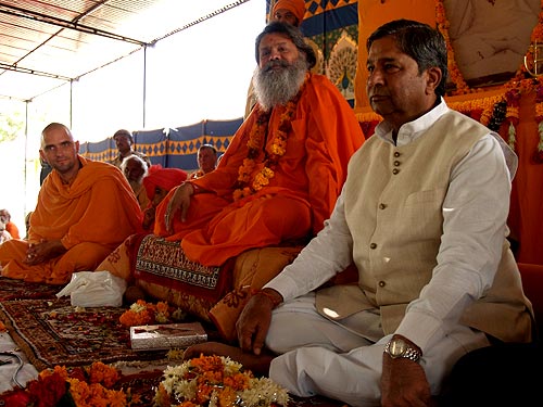 His Holiness Swamiji with the Rajasthan Minister of Education, Shri Gyan Shyam Tewari during Satsang, at Holy Guruji's Mahasamadhi Ceremony