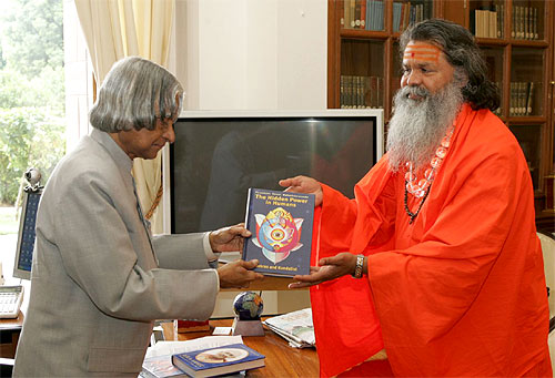 His Holiness Swamiji presented to the President several books: the “Lila Amrit”, Biography of Bhagwan Sri Deep Narayan Mahaprabhuji, written by His Holiness Hindu Dharmsamrat Paramhans Swami Madhavanandaji; as well as recent editions of his own books “Yoga in Daily Life - The System” and “The Hidden Powers in Humans - Kundalini and Chakras”