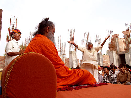 Devotees filled with devotion sing and dance for Swamiji