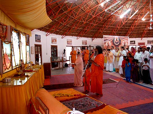 Evening prayer in the Bhakti Sagar