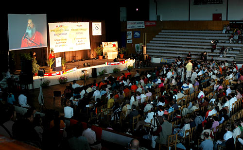 His Holiness Swamiji speaks to the audience