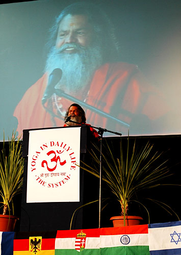 His Holiness Swamiji speaks to the audience