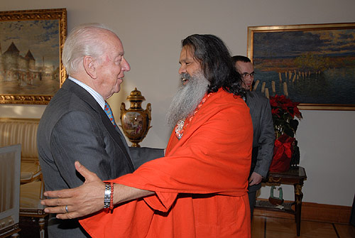 H. H. Vishwaguru Mahamandaleshwar Paramhans Swami Maheshwarananda meets Mr. Budimir Loncar, former Yugoslavian Minister of Foreign Affairs and present Special Advisor to the President