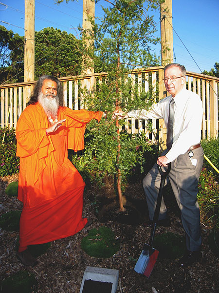 His Holiness Mahamandaleshwar Paramhans Swami Maheshwarananda with Acting Mayor Ian McKennon from Wellington/NZ