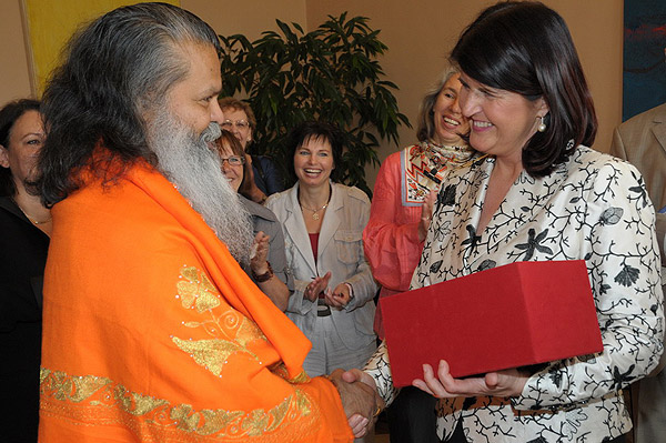 His Holiness Swamiji honoured by the Governor of the Federal Province Salzburg, and the Mayor of the City of Salzburg, Austria