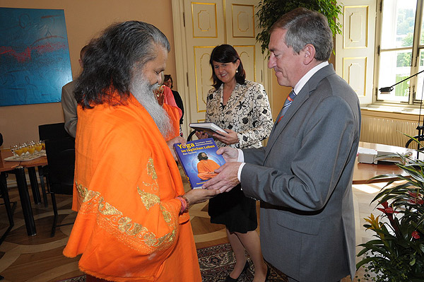 His Holiness Swamiji honoured by the Governor of the Federal Province Salzburg, and the Mayor of the City of Salzburg, Austria